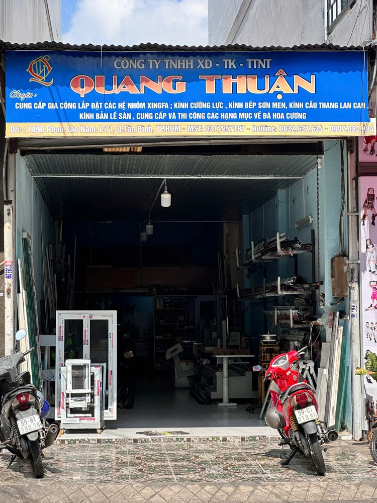 Showroom và khu vực xem mẫu Quang Thuận